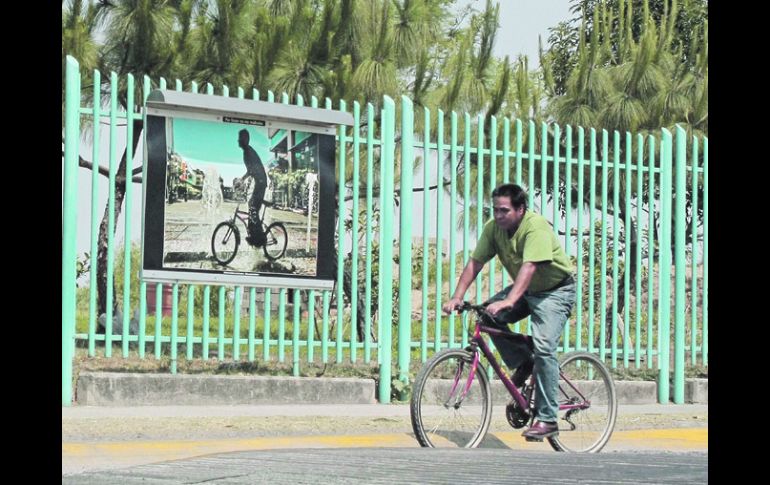 La exposición, con la obra de 92 fotógrafos, está colocada en la reja del Museo.  /