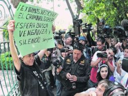 El gremio periodístico protestó por el asesinato de los cuatro fotorreporteros ocurrido el jueves pasado en Veracruz.  /