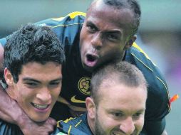 Raúl Jiménez, Christian Benítez y Matías Vuoso festejan una anotación de las Águilas. MEXSPORT  /