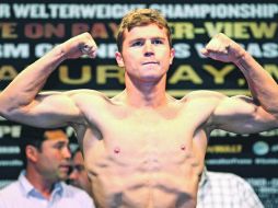 El púgil jalisciense, Saúl Álvarez, celebra, luego de dar el peso en la báscula. AFP  /