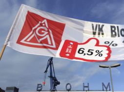 Trabajadores del sindicato IG-Metall se manifiestan con una pancarta en Hamburgo. EFE  /