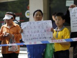 Simpatizantes del activista Chen muestran pancartas de apoyo en el hospital de Beijing. REUTERS  /