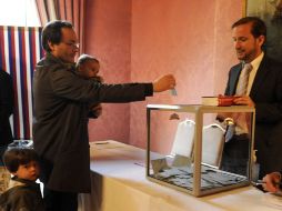 Ciudadanos franceses emiten su voto en la segunda vuelta de las elecciones presidenciales en el Consulado de Nueva York. EFE  /