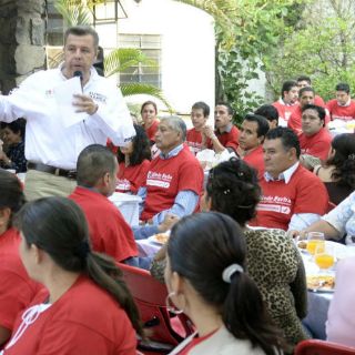 Alfredo Barba presenta ejes de campaña