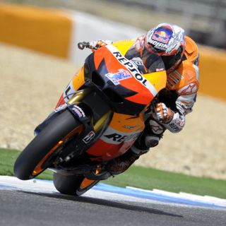 Stoner toma pole position en Estoril