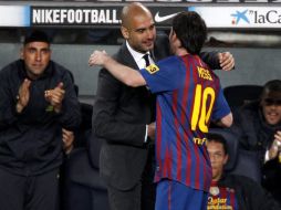 Guardiola y Messi se abrazan en el festejo de uno de los goles de 'La Pulga'. AFP  /