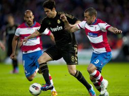 'Kaká' busca quitarse la marca de dos jugadores del  Granada. AFP  /