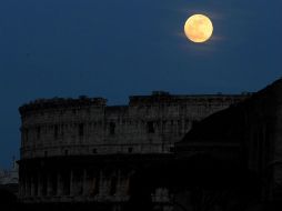 Así se ve la ''Superluna'' en Italia, sobre el Coliseo Romano. EFE  /