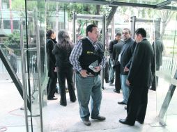 Como parte de los preparativos para el debate de hoy, el IFE instaló detectores de metal en la entrada del World Trade Center. NTX  /