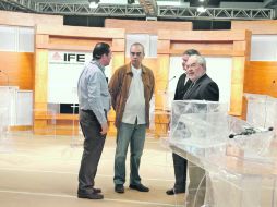 El consejero del IFE, Alfredo Figueroa (tercero de der. a izq.) expresa que analizarán las razones del Tribunal Electoral. NTX  /