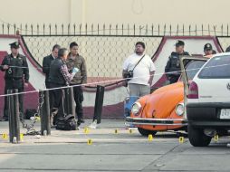 Los peritos llegaron al lugar del altercado para indagar en las causas del suceso. La Procuraduría capitalina también estuvo presente.  /