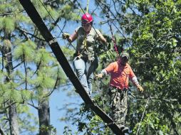 En las alturas. Superar el miedo a caer al vacío se logra en Xtrechos, unos puentes colgantes con apenas una tabla para caminar.  /
