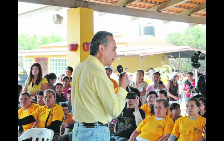 El abanderado del Sol Azteca convivió con simpatizantes en el municipio de Tala.  /