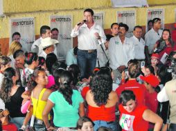 Aristóteles Sandoval visitó ayer el municipio de Ahualulco de Mercado, en donde se reunió con mujeres de la región. ESPECIAL  /