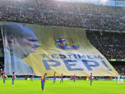 Una manta gigantesca apareció en la tribuna del Camp Nou antes de iniciar el juego, como homenaje a Guardiola. EFE  /
