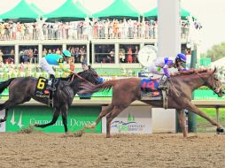 Mario Gutiérrez y su monta “I’ll Have Another” cruzan la meta y superan por cuerpo y medio al segundo lugar “Bodemeister”.  /