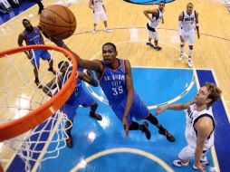 Kevin Duran, quien anotó anoche 24 puntos para la causa de Oklahoma City, burla la defensa de los Mavericks de Dallas. REUTERS  /