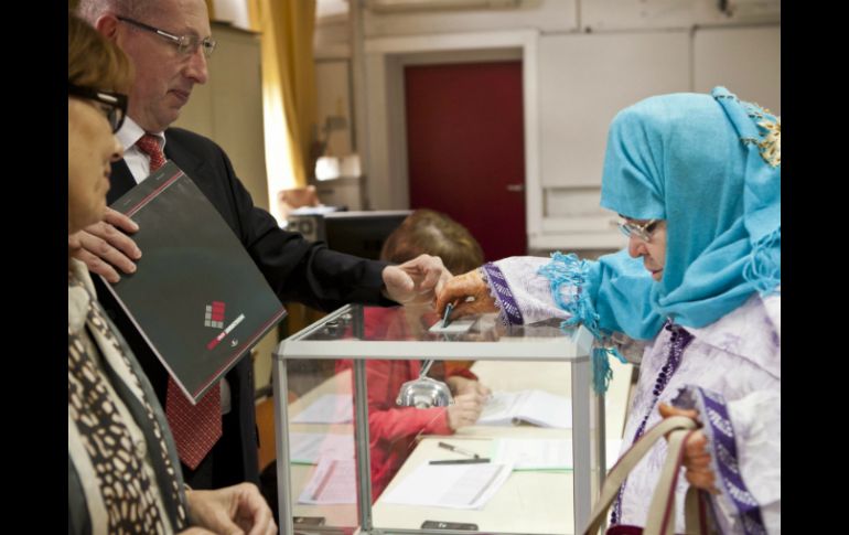 Una ciudadana francesa vota durante la segunda y definitiva vuelta de los comicios presidenciales. EFE  /
