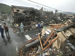 Empresa de Tokio informó que 24 mil viviendas estaban sin electricidad por los relámpagos sumados al daño de la tormenta. AP  /