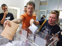 Un par de votantes ejercen su derecho al voto en un colegio electoral de Belgrado, hoy domingo 6 de mayo de 2012. EFE  /