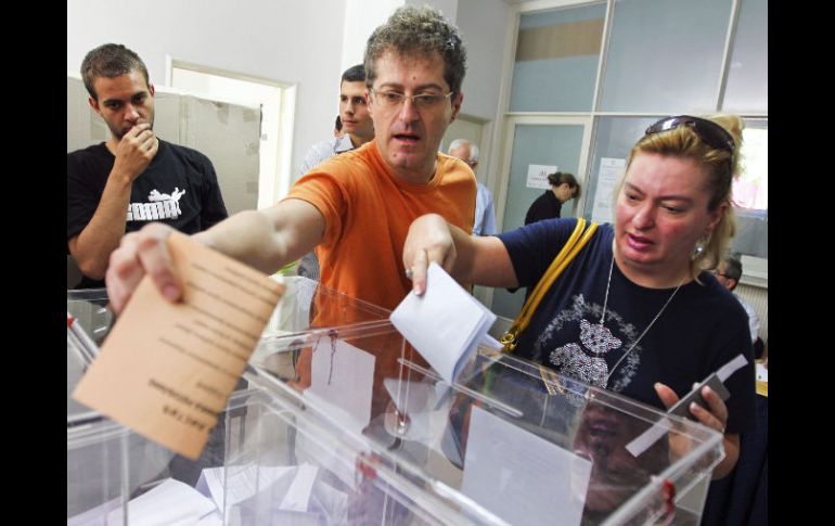 Un par de votantes ejercen su derecho al voto en un colegio electoral de Belgrado, hoy domingo 6 de mayo de 2012. EFE  /