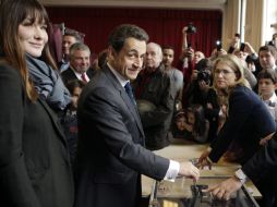 El candidato a la presidencia Nicolas Sarkozy , acompañado de su esposa Carla Bruni (izq), ejerce su derecho al voto. EFE  /
