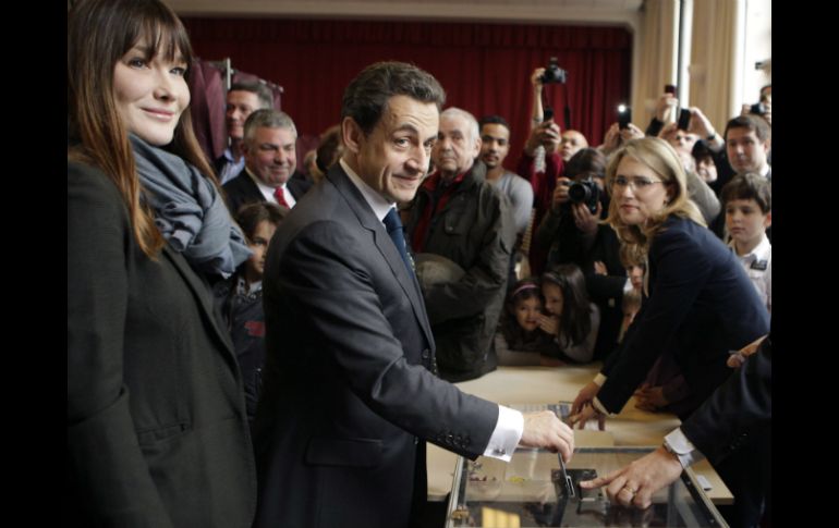 El candidato a la presidencia Nicolas Sarkozy , acompañado de su esposa Carla Bruni (izq), ejerce su derecho al voto. EFE  /
