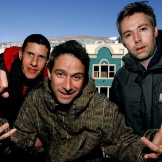 Coldplay ofrece homenaje al fallecido Adam Yauch en recital