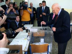 El presidente griego, Karolos Papoulias, ejerce su derecho al voto en Ioannina, Grecia. EFE  /