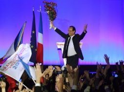 Francois Hollande, saluda a sus seguidores después de ganar la segunda vuelta de elecciones. EFE  /