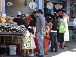 Las autoridades capitalinas recomendaron ingerir alimentos inmediatamente después de ser preparados y no comer la vía pública. ARCHIVO  /