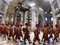 Varios guardias suizos tras la ceremonia de jura de fidelidad al Papa. EFE  /