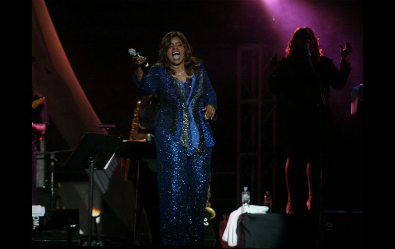 Gloria Gaynor deleitó a más de 13 mil personas con su voz e inolvidables éxitos. ARCHIVO  /