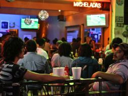 Aspirantes y seguidores panistas vieron el debate en Guadalajara, en la Glorieta de los Niños Héroes.  /