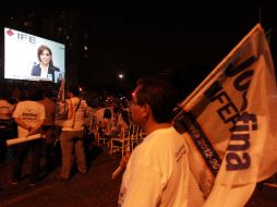 Banderas blanquiazules y cartelones con la imagen de Fernando Guzmán decoraron parte de la glorieta.  /