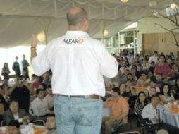 El candidato de Movimiento Ciudadano, durante su encuentro ayer con simpatizantes en Ciudad Guzmán.ESPECIAL  /