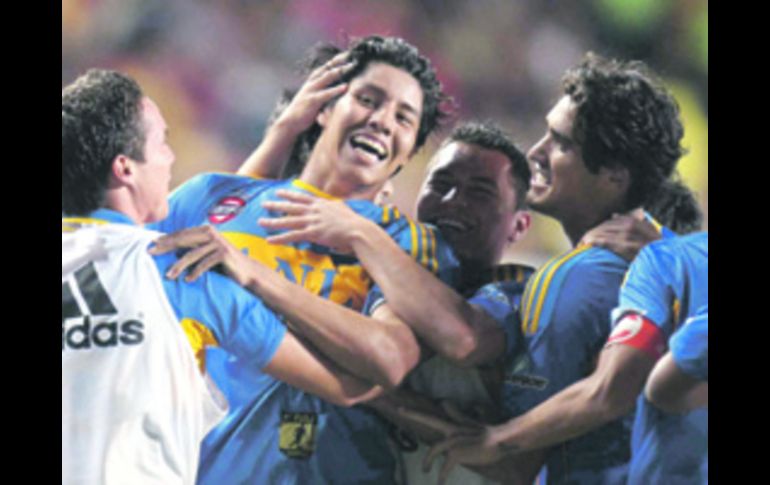 Jugadores de Tigres felicitan a su compañero Hugo Ayala (centro), autor del primer tanto de los regios.MEXSPORT  /