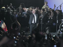 ¿NUEVA ERA?- François Hollande festeja con sus simpatizantes el haber virado a Francia hacia la izquierda. REUTERS  /