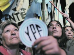 Simpatizantes de la presidenta de Argentina celebran la aprobación del proyecto de ley de expropiación de las acciones en la petrolera.  /