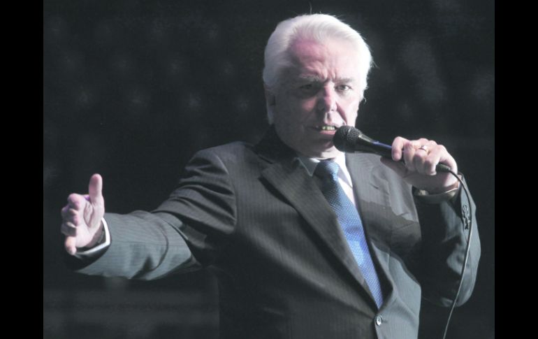 Enrique Guzmán equilibra sus presentaciones personales con funciones, en la que se reúne con demás intérpretes.  /