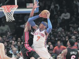 El delantero de poder de los Knicks, Carmelo Anthony (7), burla la marca de Dwyane Wade, para conseguir dos de sus 41 puntos. REUTERS  /