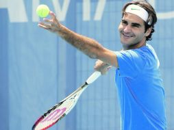 Roger Federer se divierte durante su entrenamiento del domingo en la sede del torneo Masters 1000 de Madrid. EFE  /