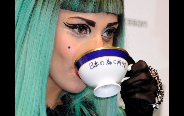 Carmín de labios, un autógrafo y esa taza alcanza un valor superior a los 962 mil pesos. EFE  /