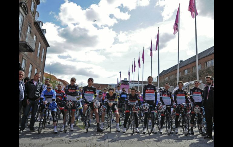 Los corredores del equipo al que pertenecía Weylandt, permanecieron al frente del pelotón. AP  /