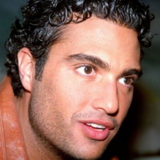 Se defiende Camil y dice que no violentó la ley en Himno Nacional