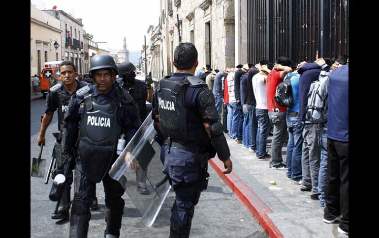 Los integrantes de la CUL exigen la liberación de los 10 estudiantes acusados de la quema de vehículos. ARCHIVO  /