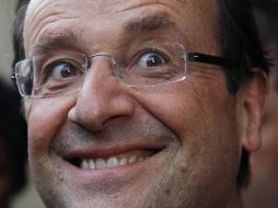 Con un evidente gesto de alegría, el próximo presidente de Francia, François Hollande, llega a su departamente de París. REUTERS  /