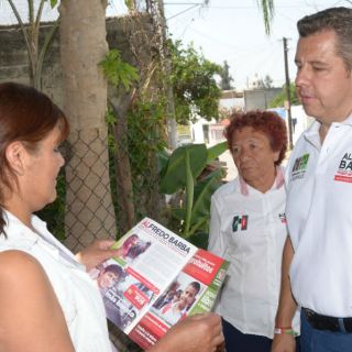 Alfredo Barba acude a escuchar a los vecinos de El Tapatío