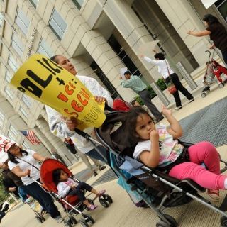 Indocumentados apelan a discreción procesal contra deportación