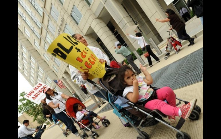 Familias hispanas en proceso de deportación se manifestaron hoy frente al edificio del Departamento de Seguridad Nacional. EFE  /